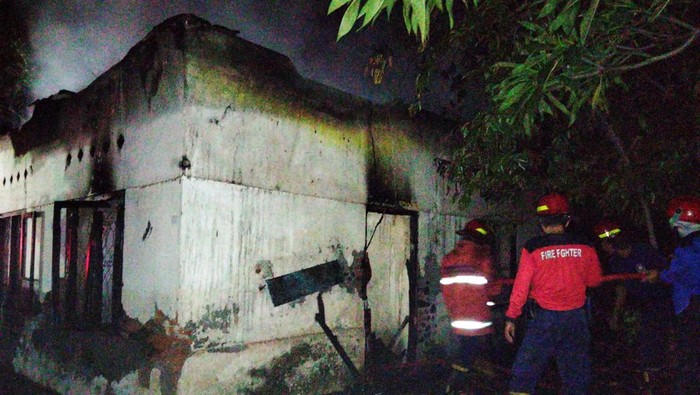 Petugas damkar ketika melakukan pemadaman api kebakaran gudang milik Ni Nengah Jepun di Desa Tianyar Barat, Kecamatan Kubu, Karangasem, Bali, Rabu (3/1/2024). (Foto: Dok. Damkartan Karangasem)