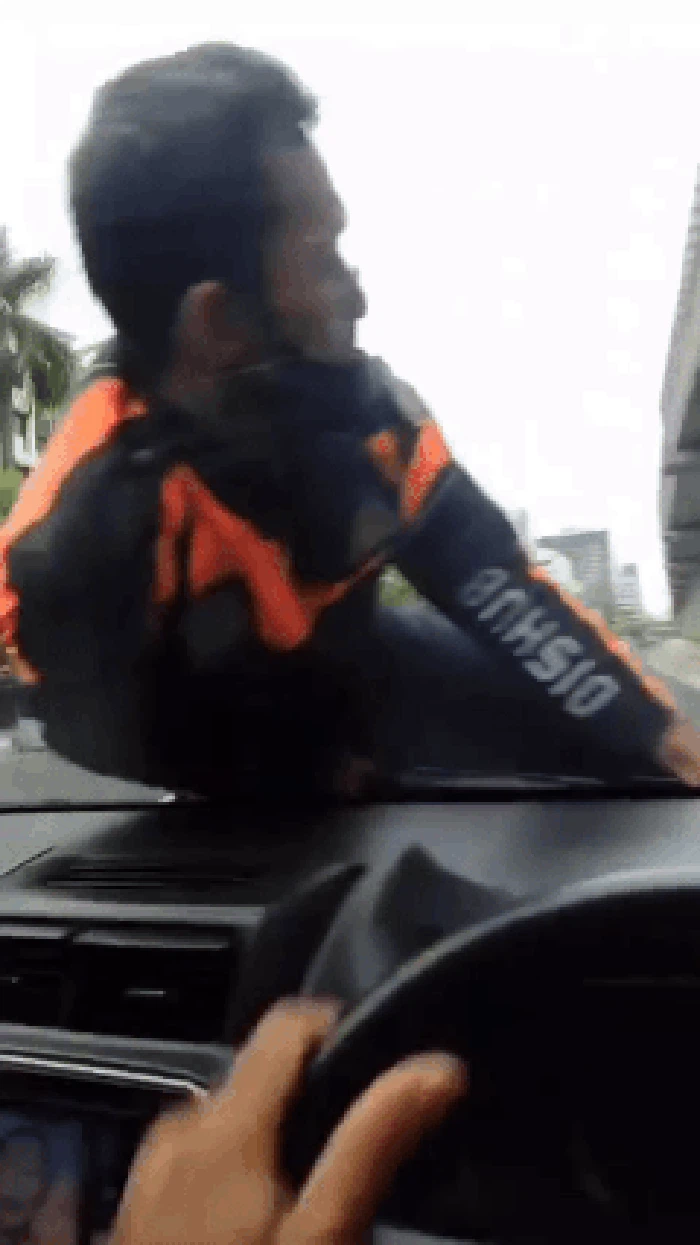 Petugas Dishub DKI Jakarta ditabrak pemobil hingga spontan melompat dan menemplok di kap mobil. Pengendara mobil tancap gas hingga melaju zig-zag di jalan raya. (Screenshot video viral)
