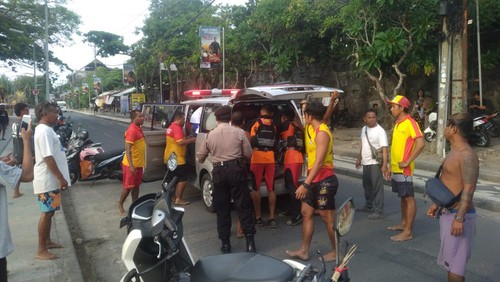 Petugas melakukan evakuasi terhadap jenazah anak asal Uzbekistan yang tewas akibat terseret arus di Pantai Kuta, Kabupaten Badung, Bali, Kamis, (4/1/2024). (Dok. Basarnas Bali)