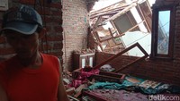 Pilu warga melihat tembok rumahnya jebol terhantam bangunan rumah lainnya yang terbawa kencangnya angin. (Foto: Sudedi Rasmadi/detikJabar)