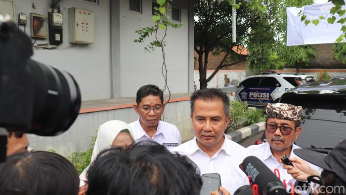 PJ Gubernur Jawa Barat, Bey Machmudin saat berkunjung ke Cirebon