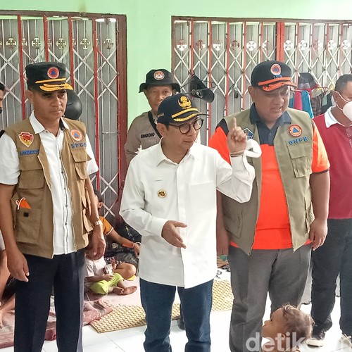 Pj Gubernur NTT Ayodhia G. L. Kalake saat menyambangi para pengungsi di SMP Negeri 1 Wulanggitang, Flores Timur, Kamis (4/1/2024). (Yurgo Purab/detikBali)