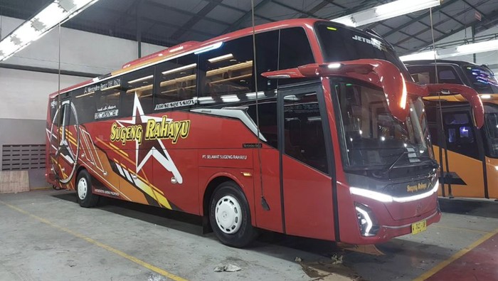 PO Sugeng Rahayu meluncur dengan sasis Mercedes-Benz dan bodi Adiputro Jetbus 5