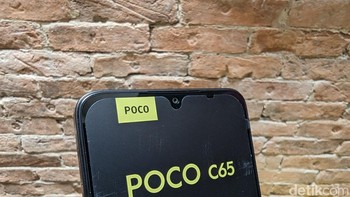 Kamera depan 8MP yang diusung Poco C65 ditempatkan di notch berbentuk tetesan air. Foto: Virgina Maulita Putri/detikINET