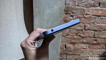 Poco masih menyediakan headphone jack 3,5 mm di Poco C65 yang ditempatkan di bagian atas. Foto: Virgina Maulita Putri/detikINET
