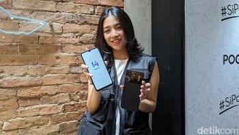Layar Poco C65 kini dilindungi Gorilla Glass dan mendapatkan sertifikasi TUV Rheinland. Ponsel ini juga sudah dilengkapi NFC, sensor sidik jari, dan slot microSD hingga 1TB. Foto: Virgina Maulita Putri/detikinet