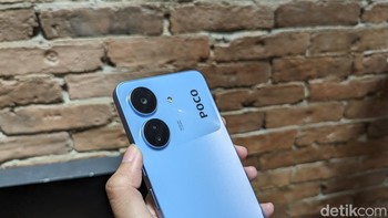 Poco meningkatkan kamera utama di Poco C65 menjadi 50 MP. Kamera utama ini ditemani dengan kamera makro 2 MP dan lensa tambahan. Foto: Virgina Maulita Putri/detikINET