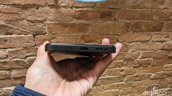 Baterainya berkapasitas 5.000 mAh dengan pengisian cepat 18W. Di bagian bawah ponsel terdapat port USB-C dan speaker. Foto: Virgina Maulita Putri/detikINET