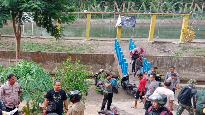 Polisi mengevakuasi warga yang meninggal di Embung Mranggen, Klaten, Kamis (4/1/2024).