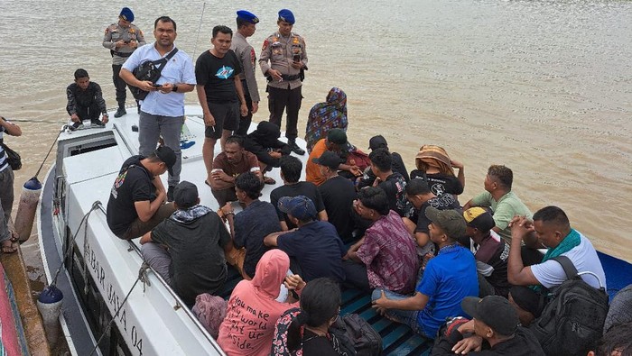 Polres Rohil saat mengamankan 22 orang menuju Malaysia (Foto: Dok.Polres Rohil)