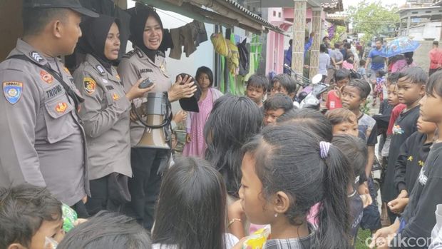 Polwan Polres Indramayu saat memberikan trauma healing korban puting beliung