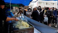 Warga mengantre untuk mendapatkan makanan dari kelompok sukarelawan, pasca gempa, di Wajima, Prefektur Ishikawa, Jepang, Kamis (4/1/2024).  