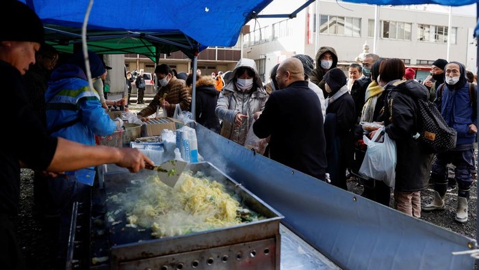 Potret Korban Gempa Jepang Antre Makanan Gratis Residents stand in a line to get food from a volunteer group, in the aftermath of an earthquake, in Wajima, Ishikawa Prefecture, Japan, January 4, 2024. REUTERS/Kim Kyung-Hoon