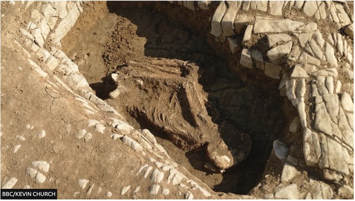 Potret pemakaman misterius digali di Wales Inggris Potret pemakaman misterius digali di Wales Inggris