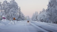 Nikkaluokta, sebuah desa kecil yang dihuni oleh masyarakat adat Sami di Swedia utara, mencatat suhu minus 41,6 derajat C (minus 42,8 F) pada Selasa pagi, lapor lembaga penyiaran publik Swedia SVT. Emma-Sofia Olsson/TT News Agency via AP