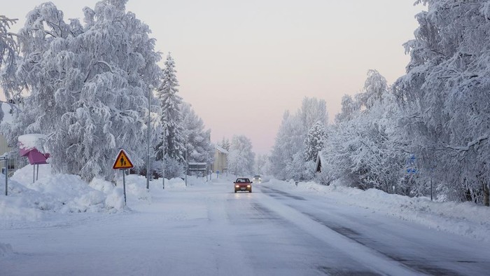 Potret Swedia Alami Cuaca Dingin Ekstrem, Suhu di Bawah Minus 40 A car drives along a snowy road in the village of Vittangi in Kiruna municipality, north Sweden, Wednesday, Jan. 3, 2024. (Emma-Sofia Olsson/TT News Agency via AP)
