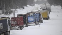 Ratusan mobil terjebak dalam antrian pada Kamis malam karena banyaknya salju yang turun di jalan raya dan terbatasnya akses. Johan Nilsson/TT News Agency via AP