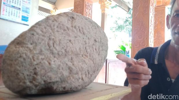 Prasasti batu oval Nglumbang Dungkik di Desa Soropaten, Kecamatan Karanganom, Klaten.