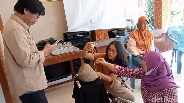Prasasti batu oval Nglumbang Dungkik di Desa Soropaten, Kecamatan Karanganom, Klaten.