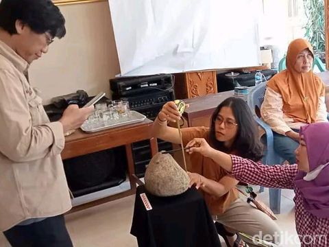 Prasasti batu oval Nglumbang Dungkik di Desa Soropaten, Kecamatan Karanganom, Klaten.