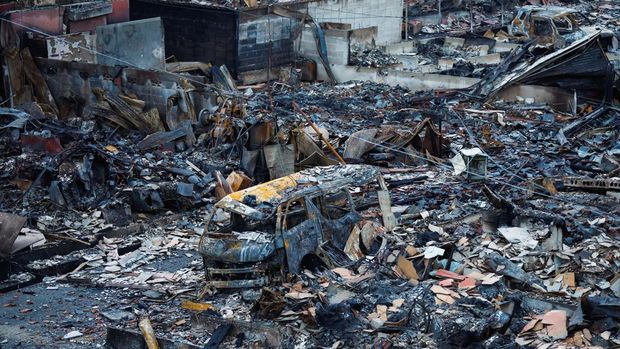 Puing menumpuk di sepanjang jalan Asaichi-dori yang terbakar akibat gempa bumi, di Wajima, Jepang, 4 Januari 2024. (REUTERS/Kim Kyung-Hoon)