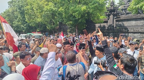 Puluhan elemen masyarakat menggeruduk kantor DPD RI Bali di Jalan Cok Agung Tresna, Denpasar, Bali, Kamis (4/1/2024). (Aryo Mahendro/detikBali)