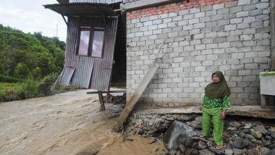 Puluhan Rumah di Kerinci Jambi Terancam Roboh Akibat Banjir
