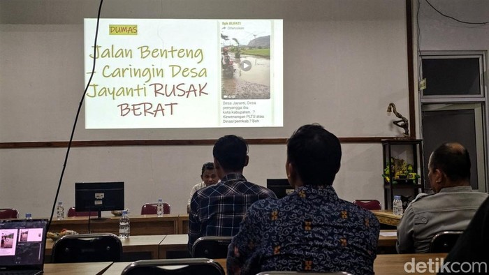 Rapat pembahasan penyelesaian jalan rusak di Sukabumi.