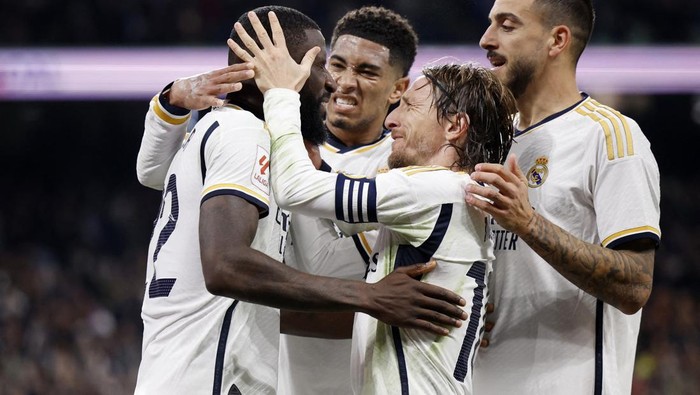 Soccer Football - Real Madrid v RCD Mallorca - Santiago Bernabeu, Madrid, Spain - January 3, 2024 Real Madrids Antonio Rudiger celebrates scoring their first goal with teammates REUTERS/Juan Medina