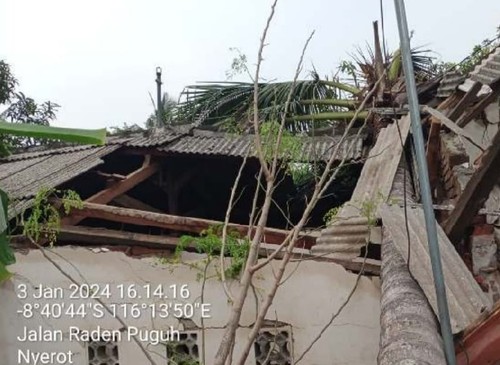 Rumah warga tertimpa pohon di Lombok Tengah. (BPBD Lombok Tengah)
