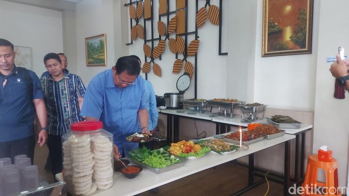 SBY saat makan siang di rumah makan legendaris di Sukabumi.
