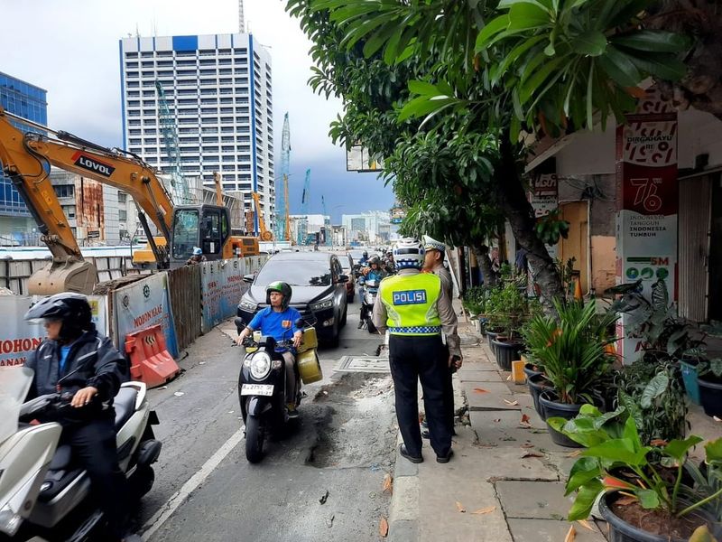 Sebidang jalan di kawasan Olimo, Taman Sari, Jakbar, mengalami amblas. Amblasnya sebidang tanah di Jalan Gajah Mada itu sempat memicu kemacetan. (IG @tmcpoldametro)