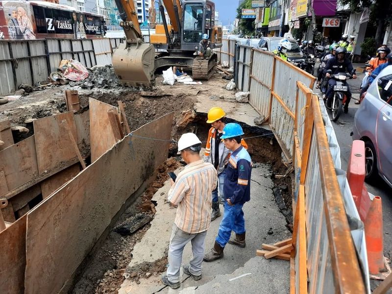 Sebidang jalan di kawasan Olimo, Taman Sari, Jakbar, mengalami amblas. Amblasnya sebidang tanah di Jalan Gajah Mada itu sempat memicu kemacetan. (IG @tmcpoldametro)