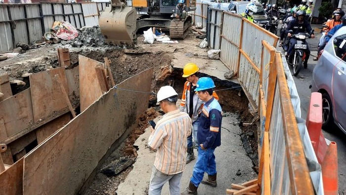 Sebidang jalan di kawasan Olimo, Taman Sari, Jakbar, mengalami amblas. Amblasnya sebidang tanah di Jalan Gajah Mada itu sempat memicu kemacetan. (IG @tmcpoldametro)
