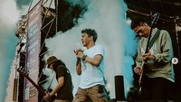 Sebagai vokalis, Ariel tentu jadi sorotan. Banyak netizen berharap masih dapat melihat penampilan Ariel bersama rekan-rekan NOAH yang lain saat membawakan lagu hits mereka. Foto: Instagram arielnoah