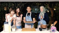 Dengan bangga Ariel menunjukkan rendang saikoro buatanya. Terlihat bumbunya begitu tebal. Foto: YouTube icip icip DinaKekeWendy