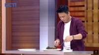 Kalau ini momen Ariel mencicipi masakan kontestan berupa iga bakar sambal hijau. Ia tampak memeraskan jeruk nipis terlebih dahulu agar lebih enak. Foto: YouTube MasterChef Indonesia 