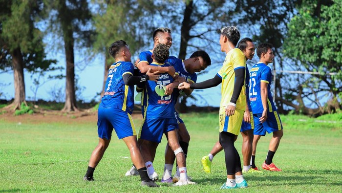 Sesi latihan PSIM Jogja jelang menghadapi Semen Padang di Lapangan Universitas Bung Hatta, Padang, Kamis (4/1/2024.