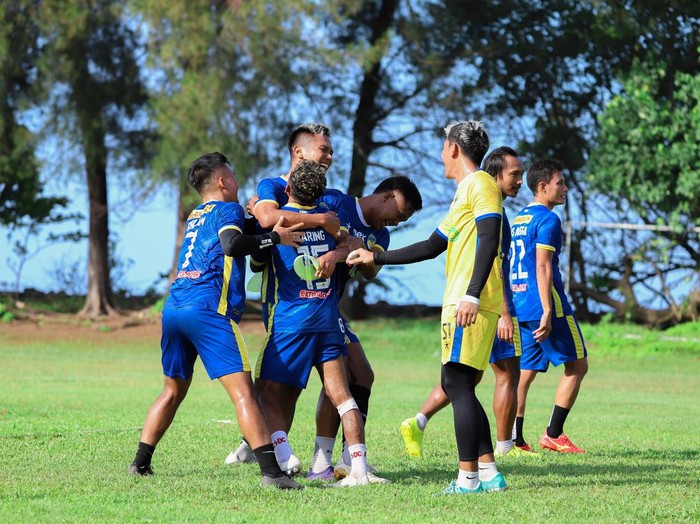 Sesi latihan PSIM Jogja jelang menghadapi Semen Padang di Lapangan Universitas Bung Hatta, Padang, Kamis (4/1/2024.