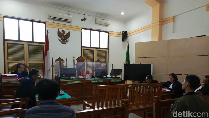 Sidang eksepsi dengan terdakwa Boasa Simanjuntak di PN Medan