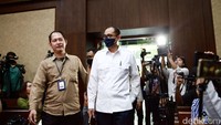 Sidang vonis kasus gratifikasi dan tindak pidana pencucian uang dengan terdakwa Rafael Alun Trisambodo yang seharusnya digelar hari ini ditunda. Majelis hakim menyatakan belum menyelesaikan berkas putusan sehingga sidang ditunda hingga 8 Januari 2024.
