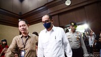 Hakim ketua Suparman Nyompa di Pengadilan Tipikor Jakarta Pusat, Kamis (4/1/2024) mengatakan, berkas putusan Rafael belum bisa dirampungkan sore ini. Majelis hakim masih memerlukan dua hari dalam penyelesaian berkas tersebut. Dia menambahkan, sidang vonis kasus Rafael Alun akan kembali digelar pada Senin (8/1) pekan depan.