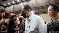 Jaksa juga menuntut Rafael membayar denda Rp 1 miliar. Jika Rafael tak membayar denda, akan diganti kurungan selama 6 bulan. Jaksa juga menyebutkan ada penerimaan lain yang terungkap di persidangan. Maka, menurut jaksa, total gratifikasi yang diterima Rafael Alun dan istrinya ialah Rp 18,9 miliar. Istri Rafael Alun, Ernie Meike, masih berstatus sebagai saksi.