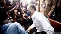 Selain itu, jaksa meyakini Rafael Alun membeli berbagai aset dengan total Rp 66,6 miliar, SGD 2.098.365 dan USD 937.900 sehingga jaksa meyakini ada penerimaan lain sejumlah Rp 47,7 miliar, SGD 2.098.365, dan USD 937.900.