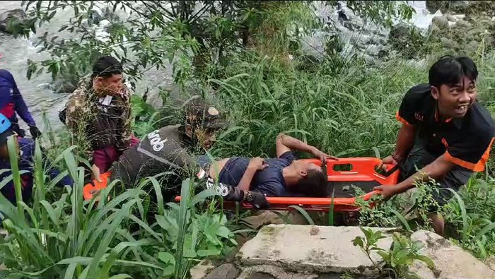 Sopir pikap nekat lompat dari jembatan di Bogor, usai hindari debt collector (dok. Ist)
