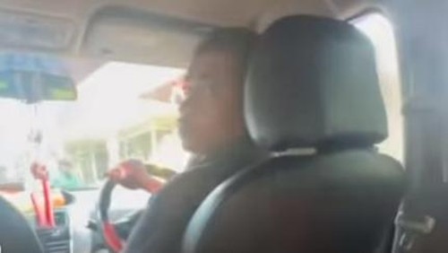 Sopir taksi yang memeras dan menodong sajam ke turis asing di Seminyak, Bali. (Tangkapan layar)