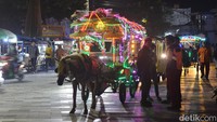 Delman hias menjadi salah satu favorit bagi warga yang menghabiskan malam di pusat kota Tasikmalaya.