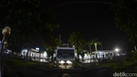 Pelataran Masjid Agung Kota Tasikmalaya di jantung kota. Pelataran masjid yang luas kerap menjadi tempat persinggahan favorit warga.