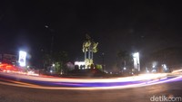 Tugu Perjuangan KH Zainal Mustofa di simpang lima Jalan Ir Djuanda salah satu landmark ikonik di Tasikmalaya.