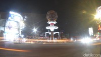 Tugu Asmaul Husna di Simpang Empat Jalan HZ Mustofa - Nagarawangi, menjadi simbol kultur religius Islami masyarakat Kota Tasikmalaya.
